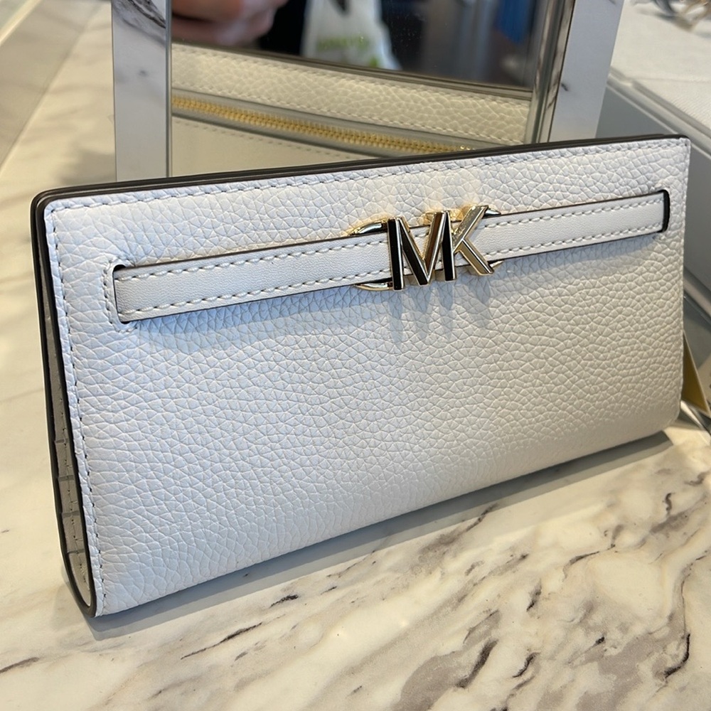 Michael Kors Reed Lg Bifold Pebbled Leather Snap Wallet Card Case
Optic White - Picture 13 of 16